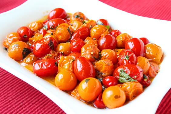 西红柿配香草和大蒜