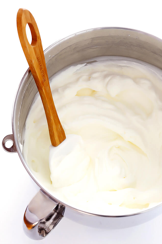 学习如何用这种简单的食谱制作自制奶油（和一步一步的视频！）。您可以在立式混合器，食品加工机，搅拌机，浸入式搅拌机，梅森罐，或手工制作中。|gimmesomeoven.com.