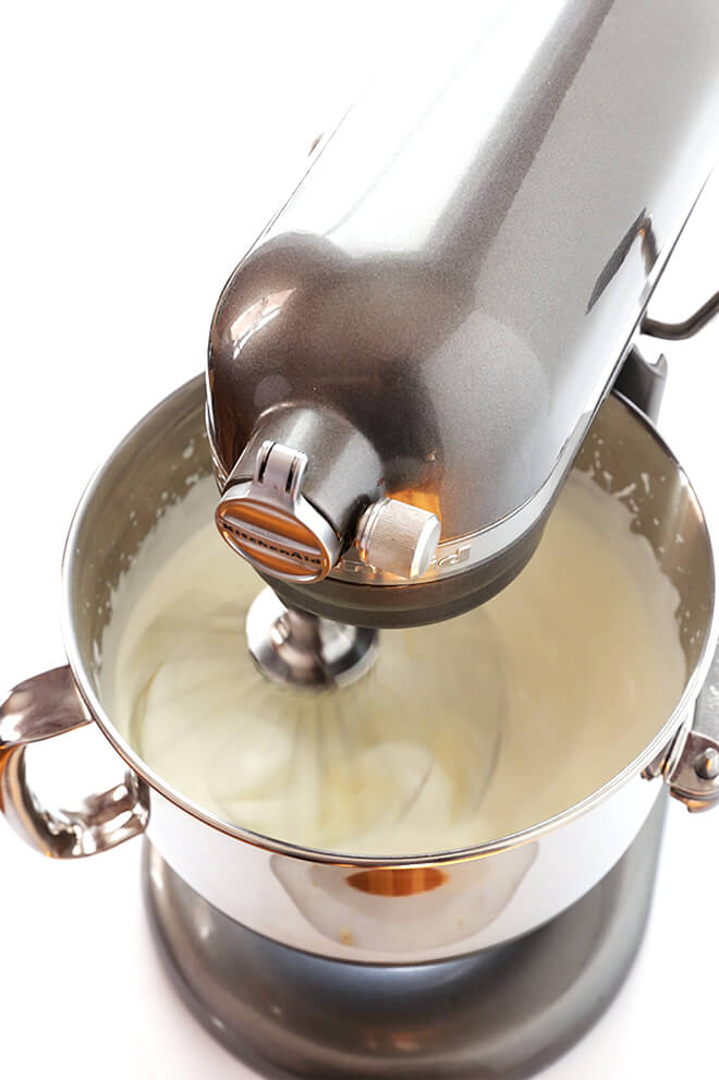 学习如何用这种简单的食谱制作自制奶油（和一步一步的视频！）。您可以在立式混合器，食品加工机，搅拌机，浸入式搅拌机，梅森罐，或手工制作中。|gimmesomeoven.com.