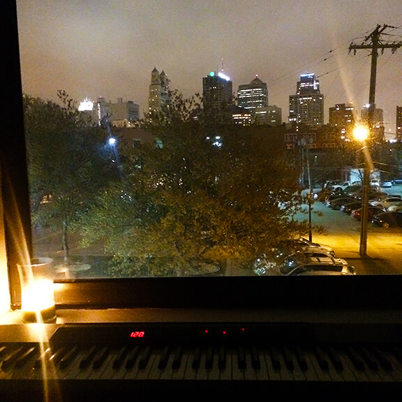 钢琴在晚上