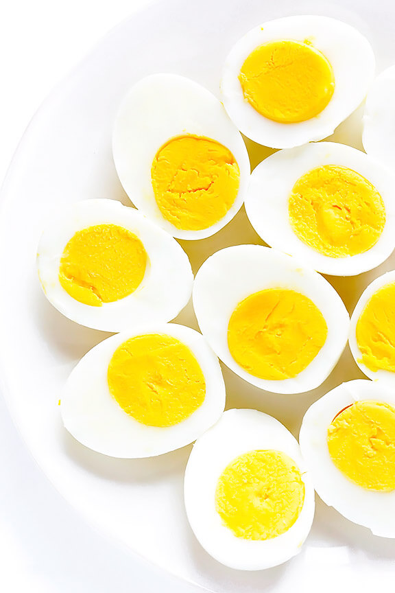 学习如何制作完美的水煮蛋与这一步一步的视频和简单的食谱!| gimmesomeoven.com
