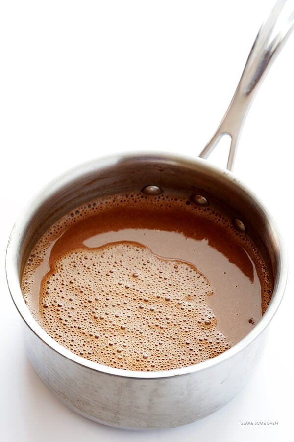 腰果牛奶热巧克力——由浓郁的奶油腰果牛奶制成，天然不含乳制品，制作简单快捷，非常美味!| gimmesomeoven.com