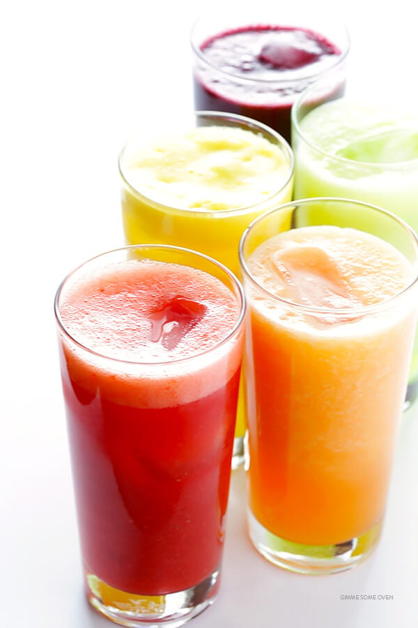 学习如何使用任何你喜欢的新鲜水果制作传统的水果汁饮料!只需要一分钟就能做好，而且这个食谱是天然甜味的，非常美味。| gimmesomeoven.com