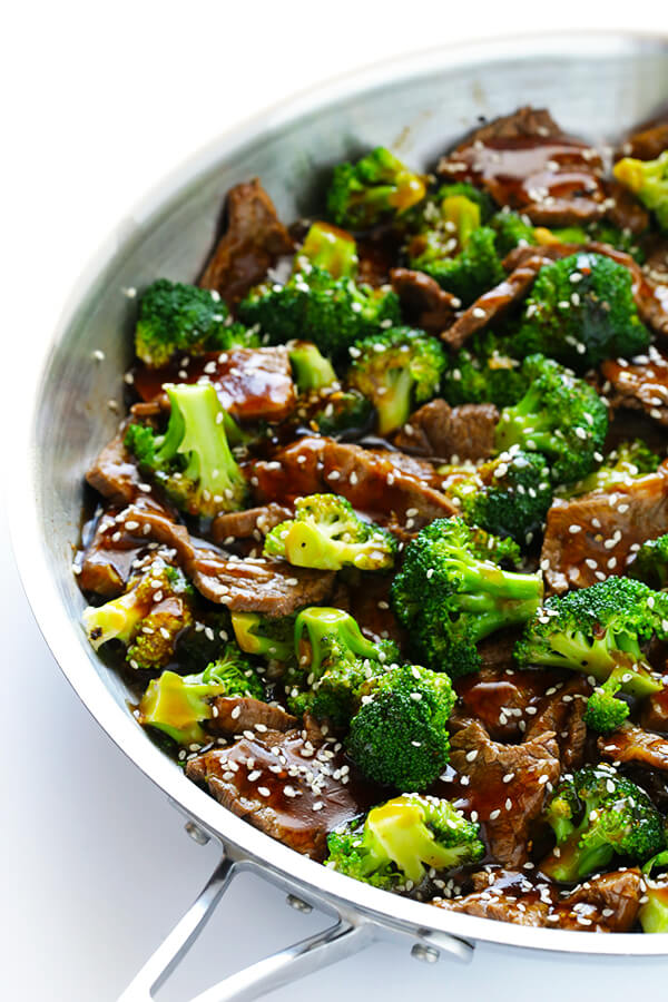 这个中国牛肉和西兰花的食谱很容易做，大约30分钟就可以准备好，我相信它甚至比餐馆的版本更好!| gimmesomeoven.com