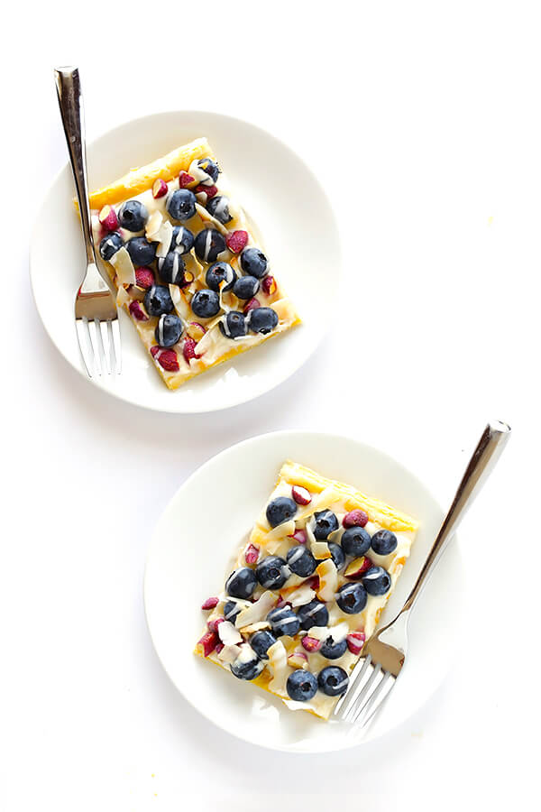 这超级简单的蓝莓杏仁挞是惊人的简单，容易定制您最喜欢的水果和浇头，它是完美的早午餐或甜点任何时候!| gimmesomeoven.com