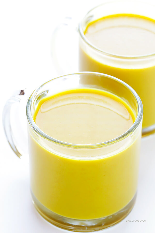 学习如何用这个简单的食谱自制热的或冰的金牛奶(姜黄牛奶)。味道有点像印度奶茶，而且做起来又快又容易。| gimmesomeoven.com