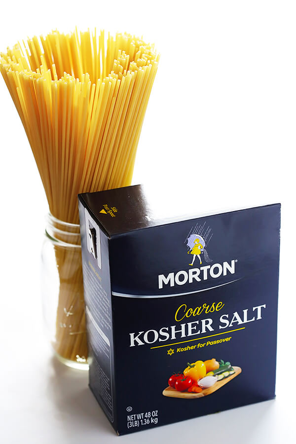 了解如何用这种简单的配方妥善盐盐。它肯定会把你的意大利面的味道踢到一个美味的味道！|gimmesomeoven.com.