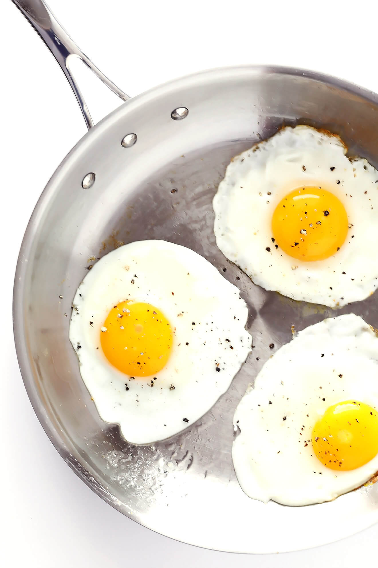 通过这个视频教程和简单的食谱，学习如何制作煎鸡蛋的4种方法——单面煎，煎过头，半熟，煎过头!| gimmesomeoven.com