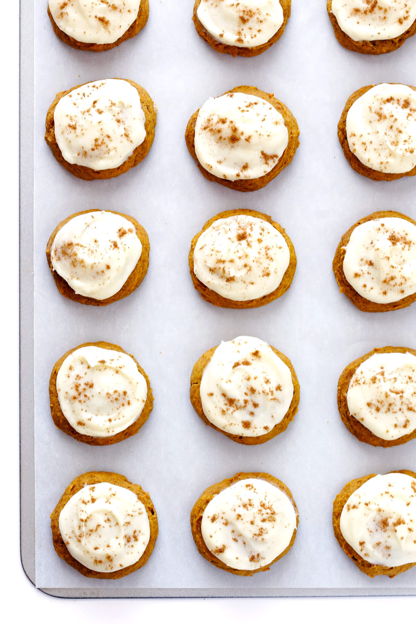 我最喜欢的南瓜曲奇食谱!这些软而美味的南瓜饼干上裹着一层神圣的奶油芝士糖霜，是秋季烘焙甜点的完美选择。这么美味!| gimmesomeoven.com
