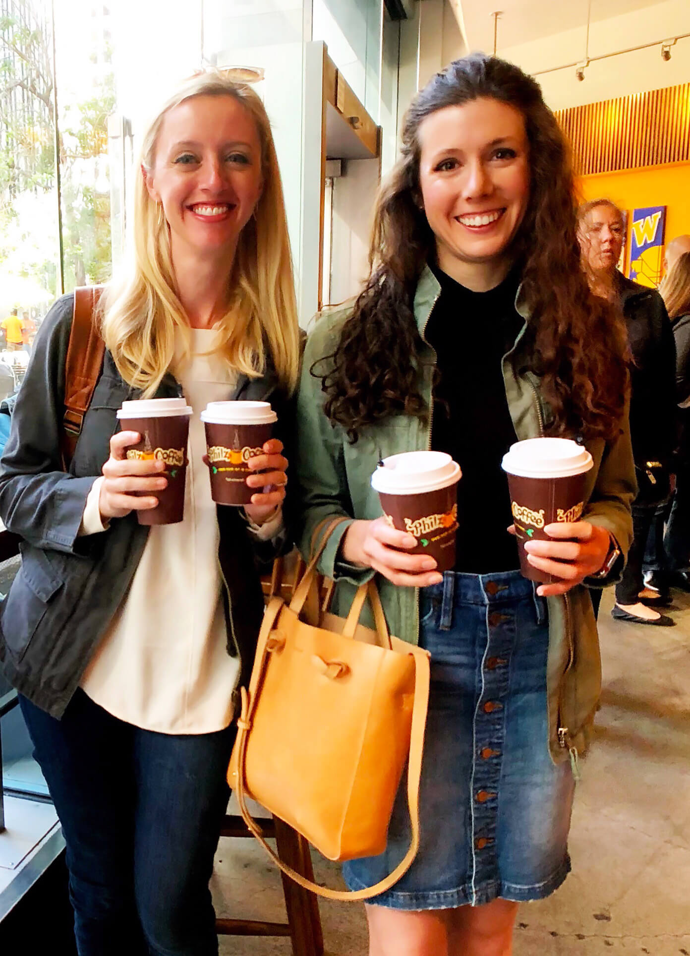 在旧金山的Philz订购薄荷莫吉托冰咖啡|Ali Martin和Kathryne Taylor