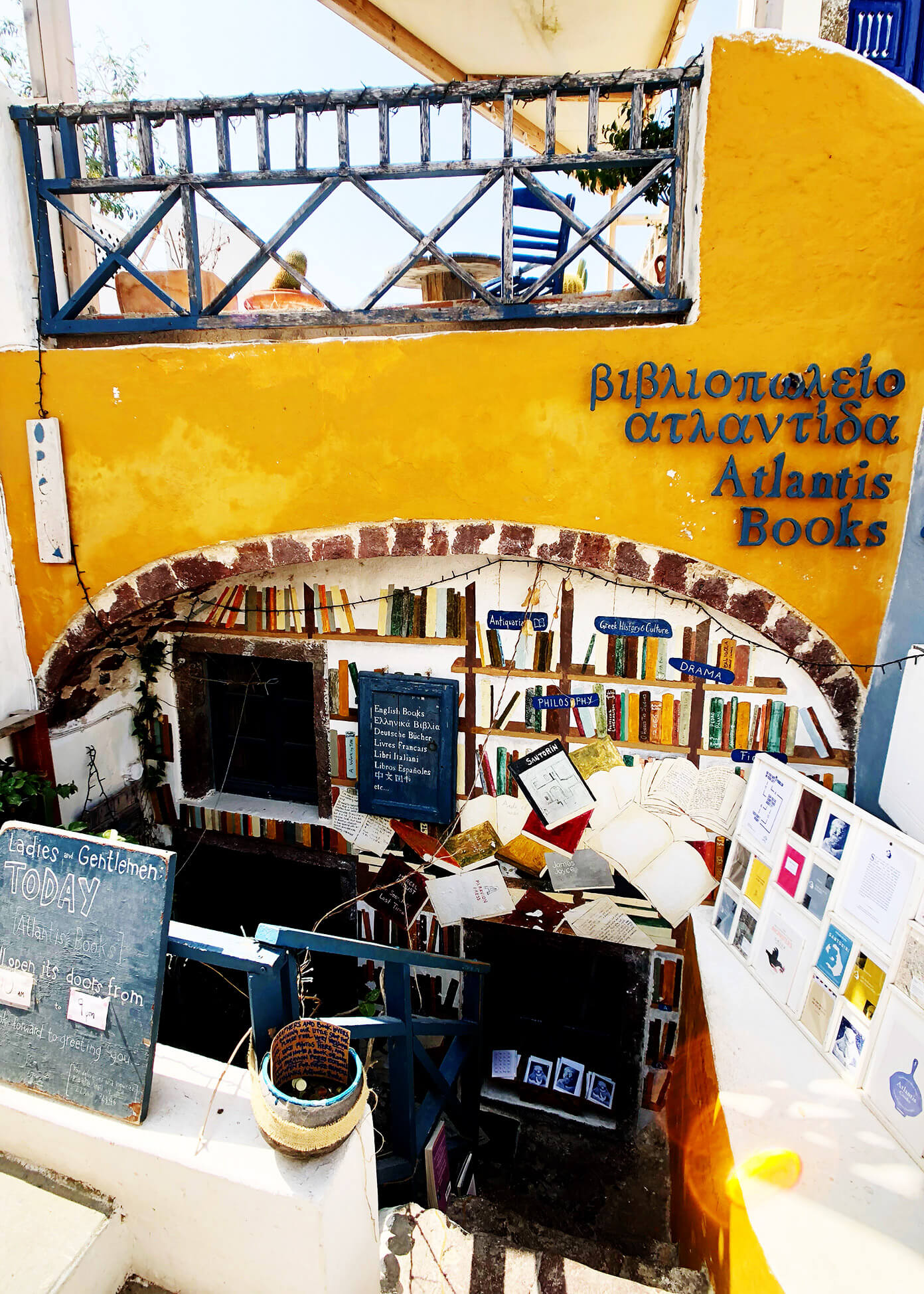希腊圣托里尼岛的亚特兰蒂斯书店