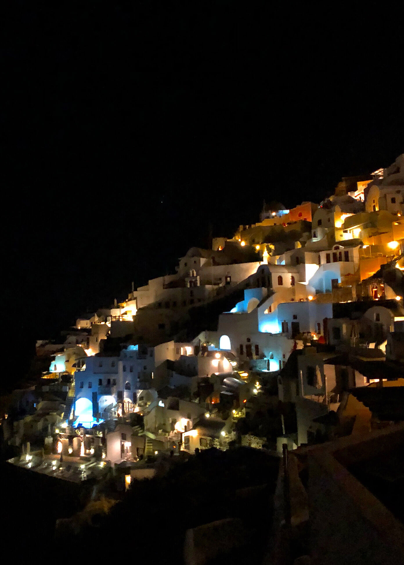 晚上在Oia Santorini希腊