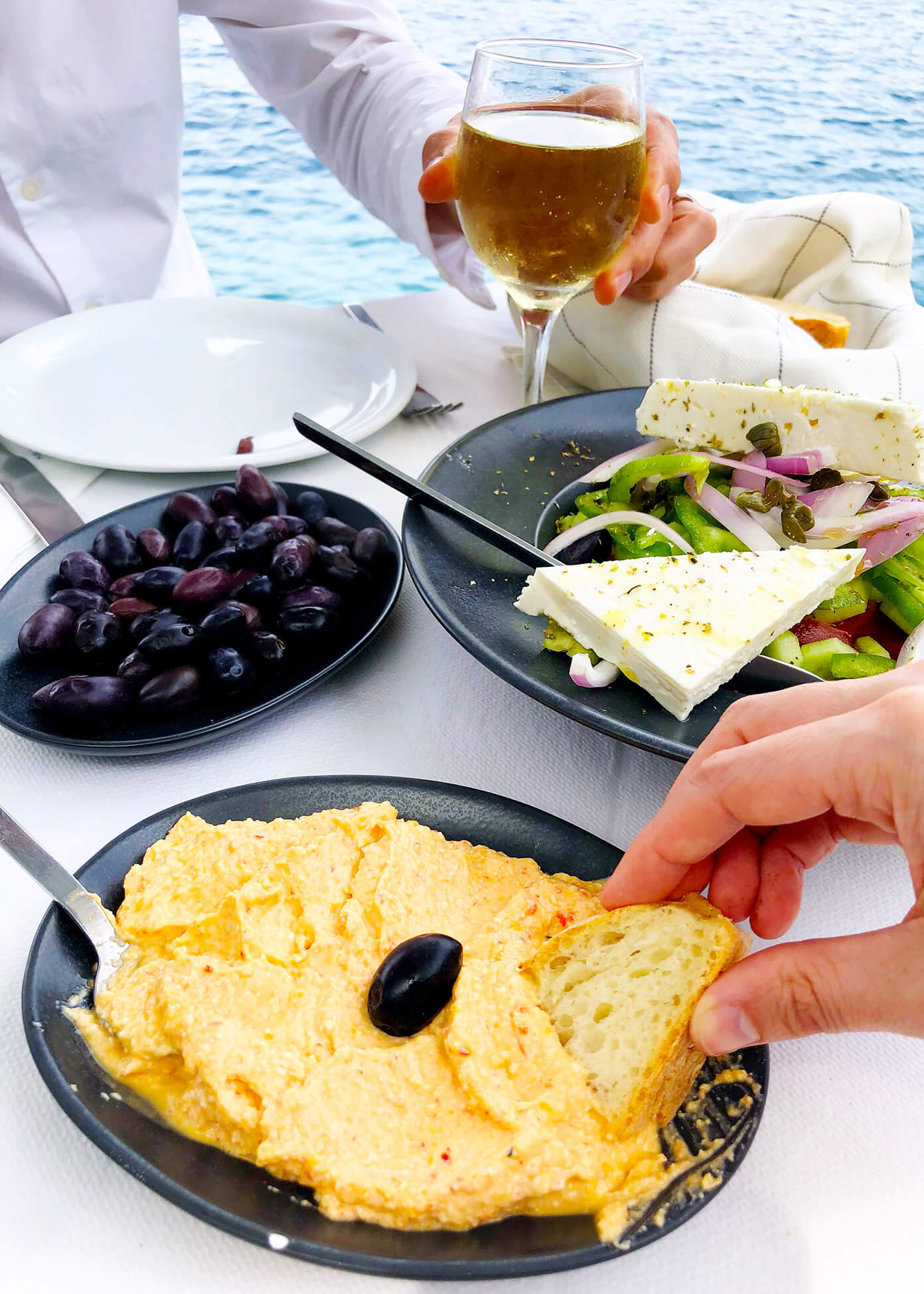 在希腊圣托里尼的Sunset Taverna，午餐吃辣芝士蘸酱、橄榄和希腊沙拉
