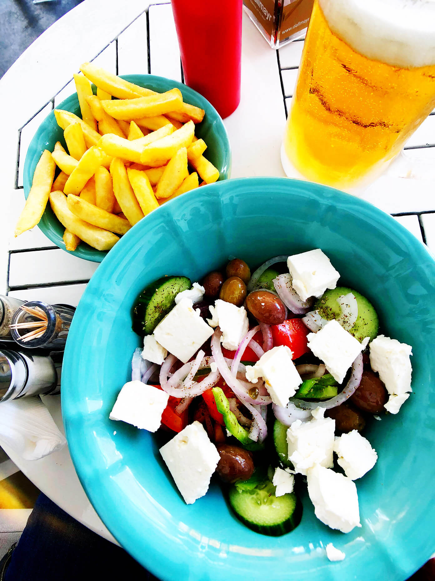 希腊圣托里尼岛的希腊沙拉、薯条和啤酒