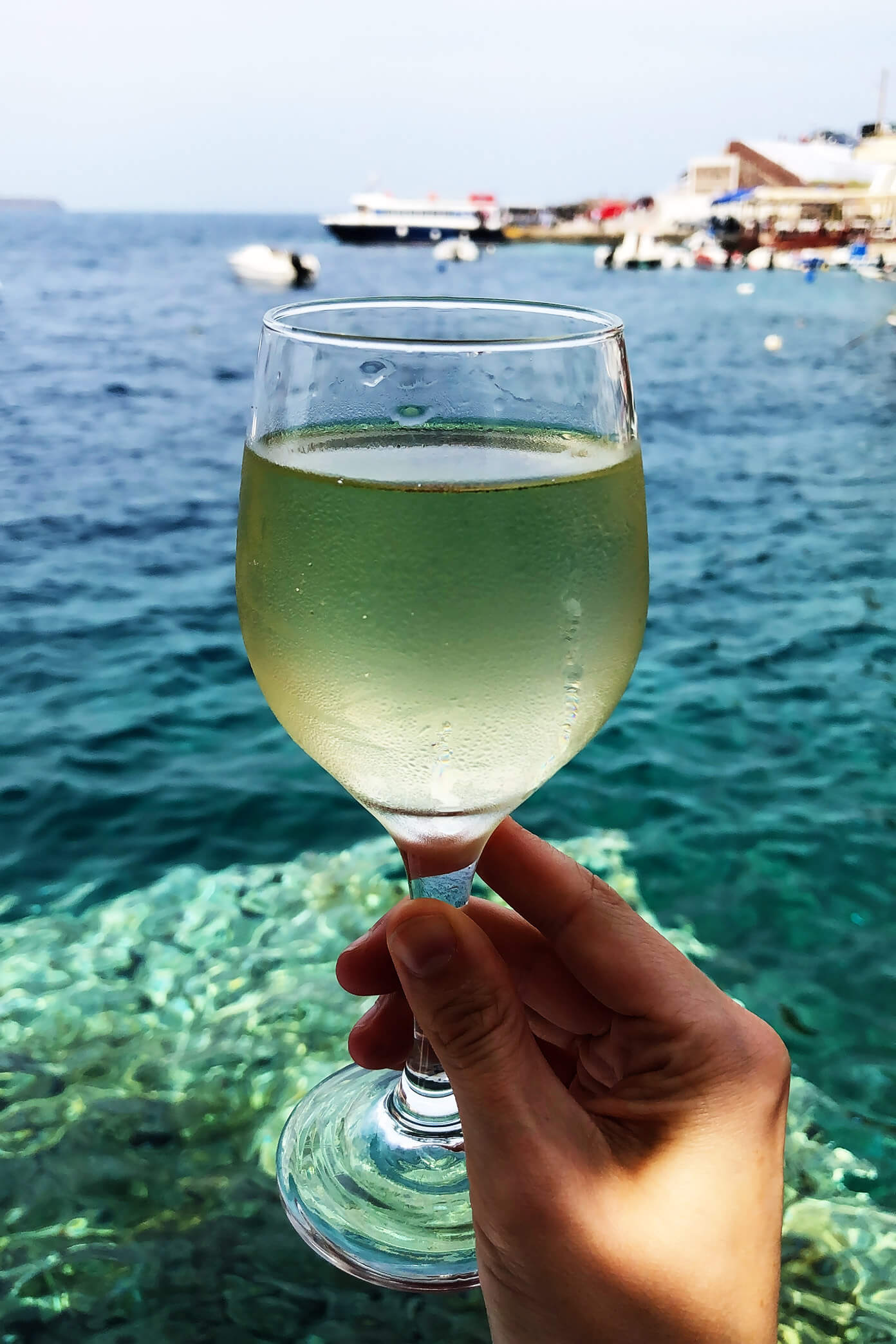 希腊圣托里尼日落酒馆的白葡萄酒