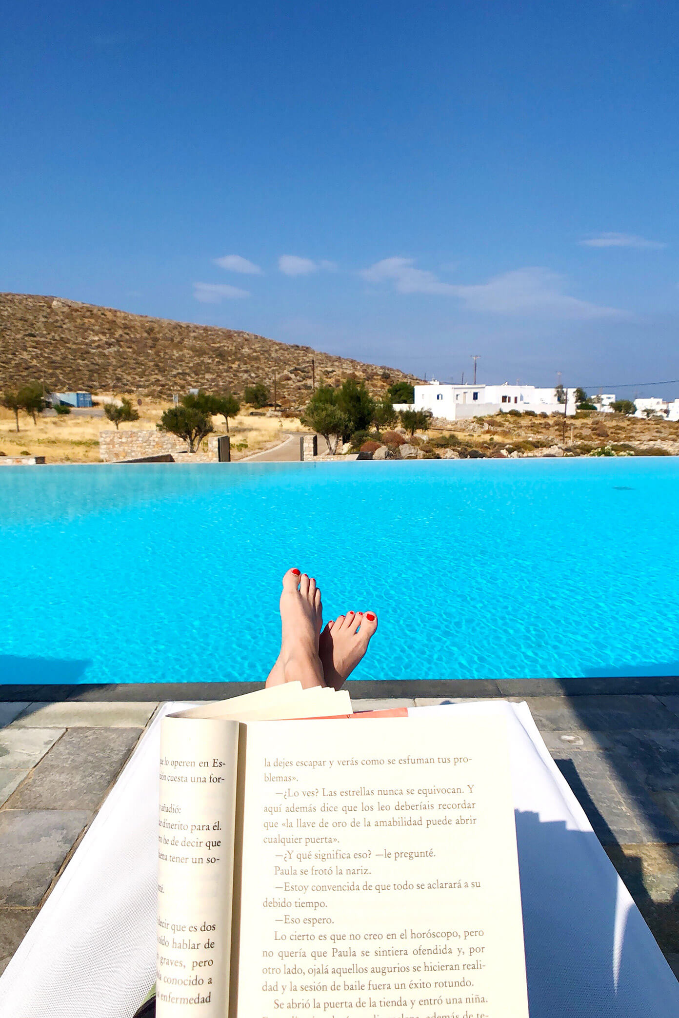 在希腊Folegandros的Anemi Hotel阅读游泳池