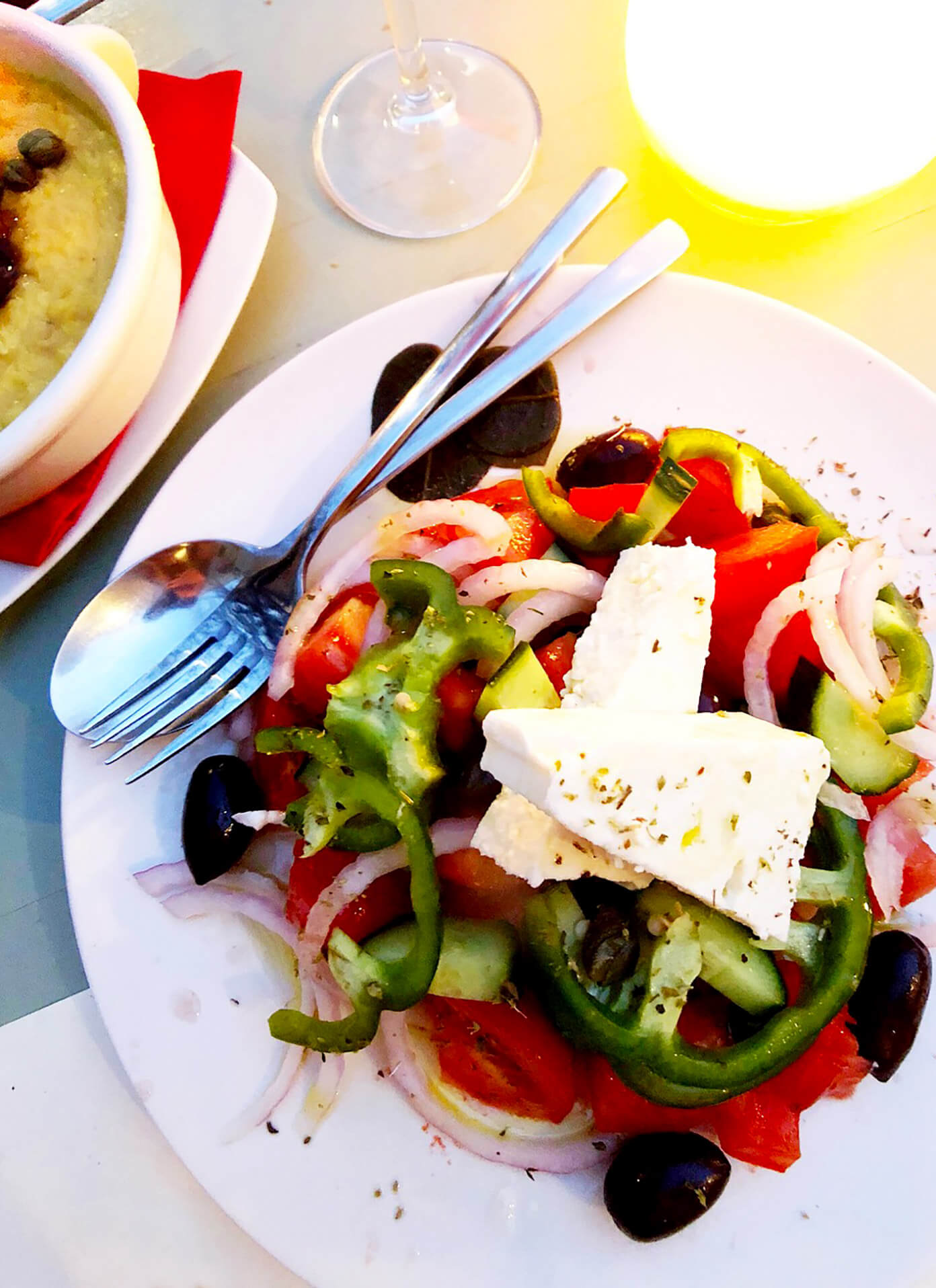 希腊圣托里尼的卡玛餐厅的希腊沙拉