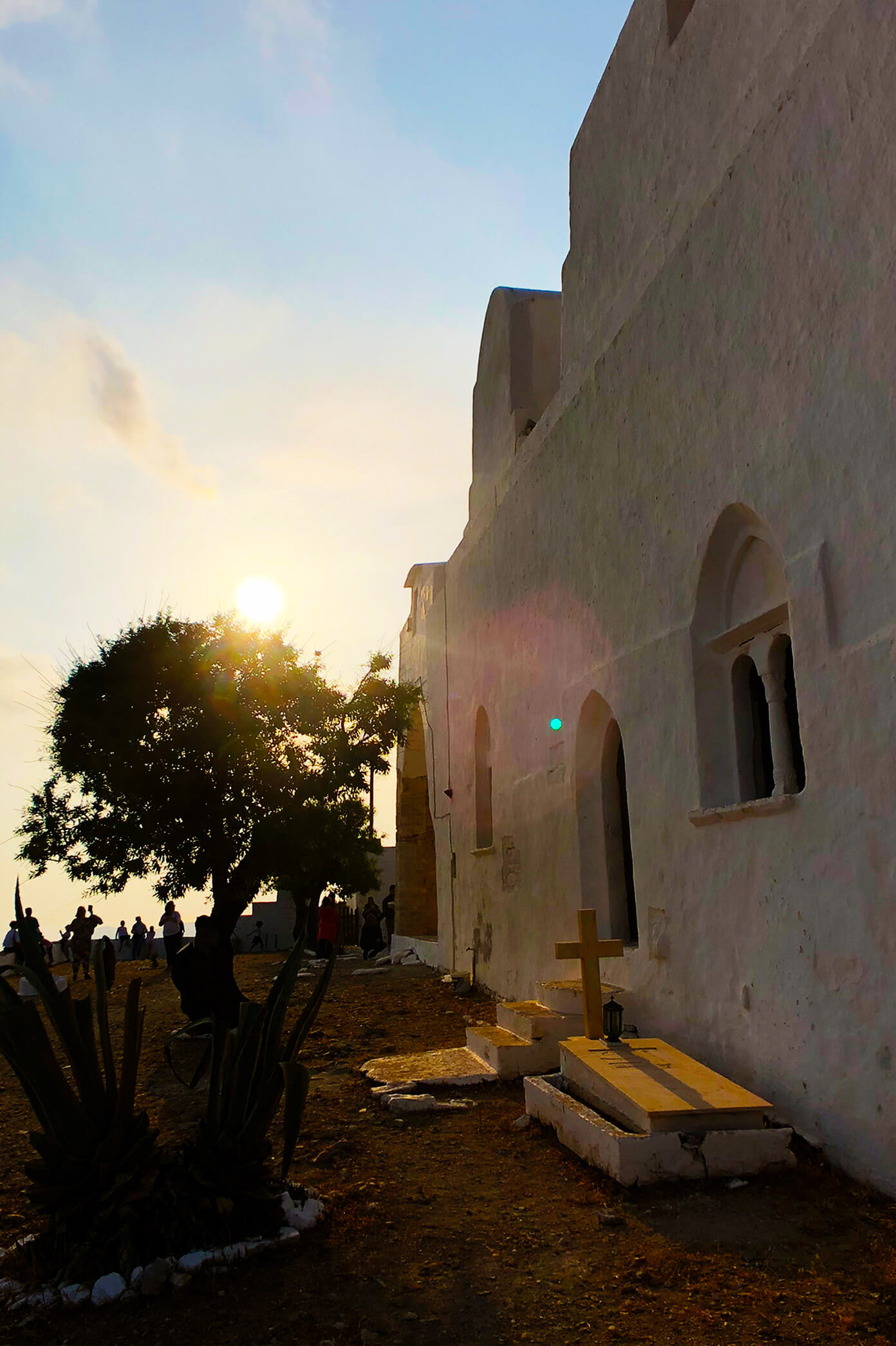 日落教会在Folegandros，希腊的景色