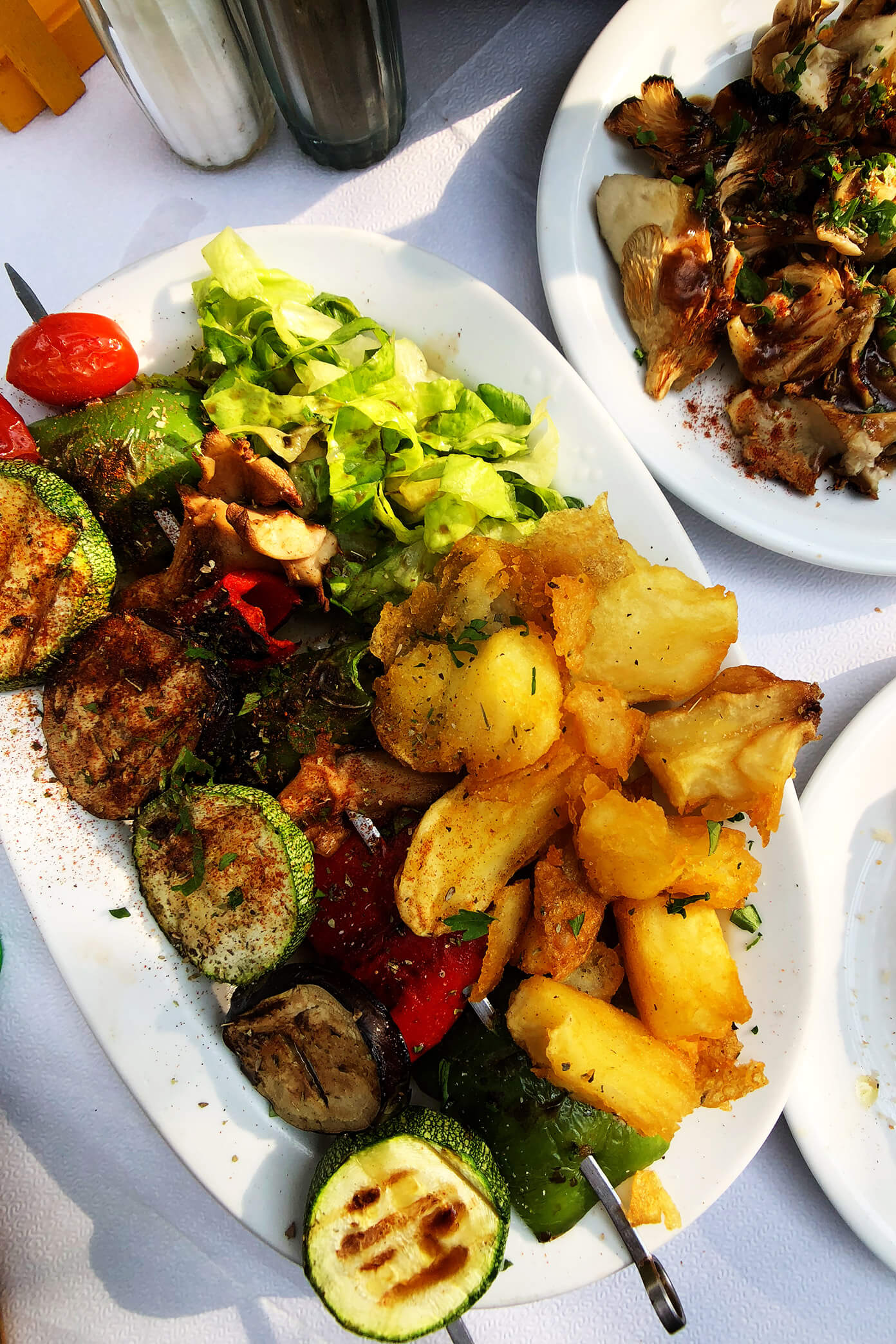 素食主义者souvlaki菜在Melissa在Folegandros，希腊