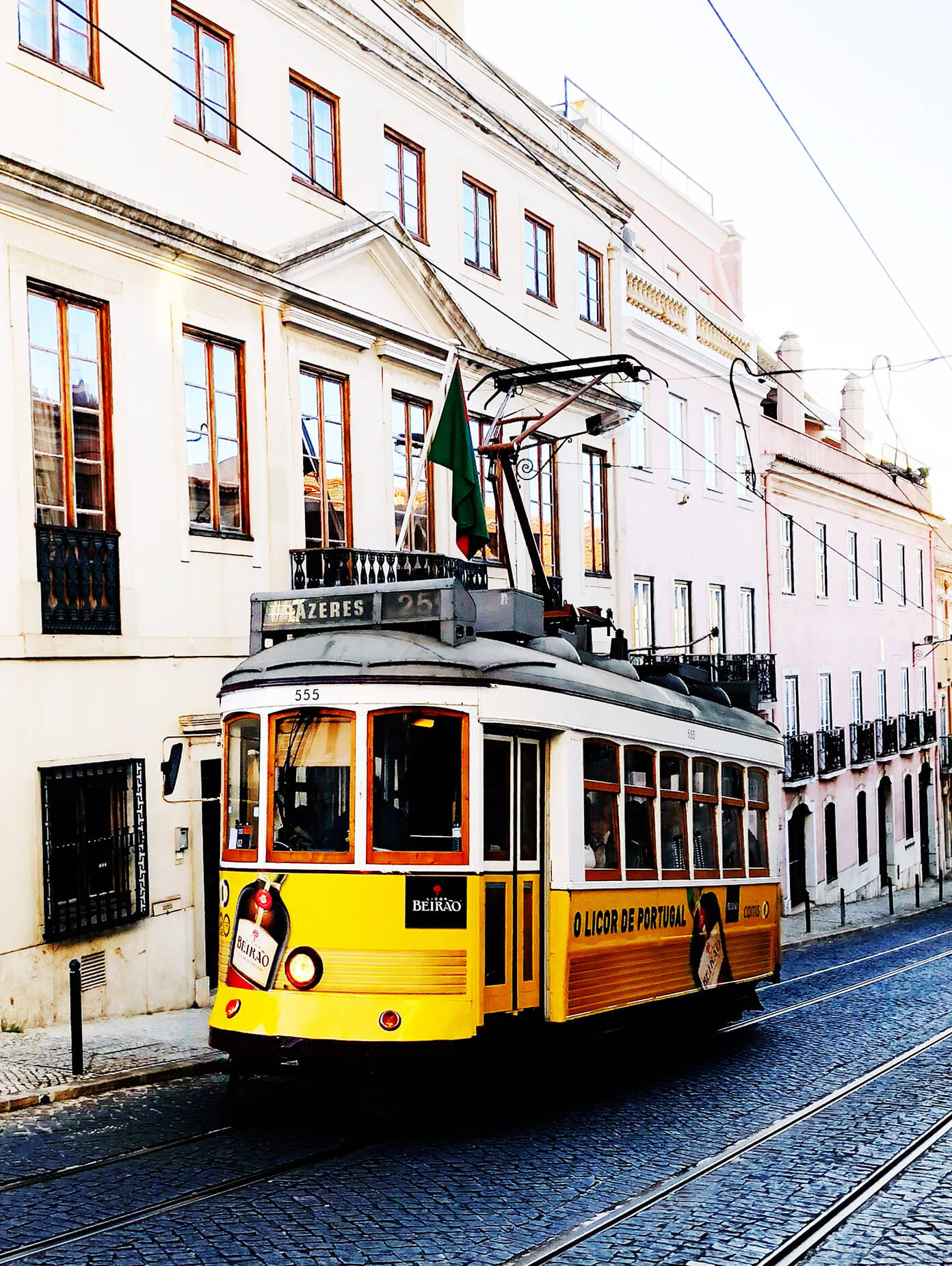 葡萄牙里斯本的黄色电车
