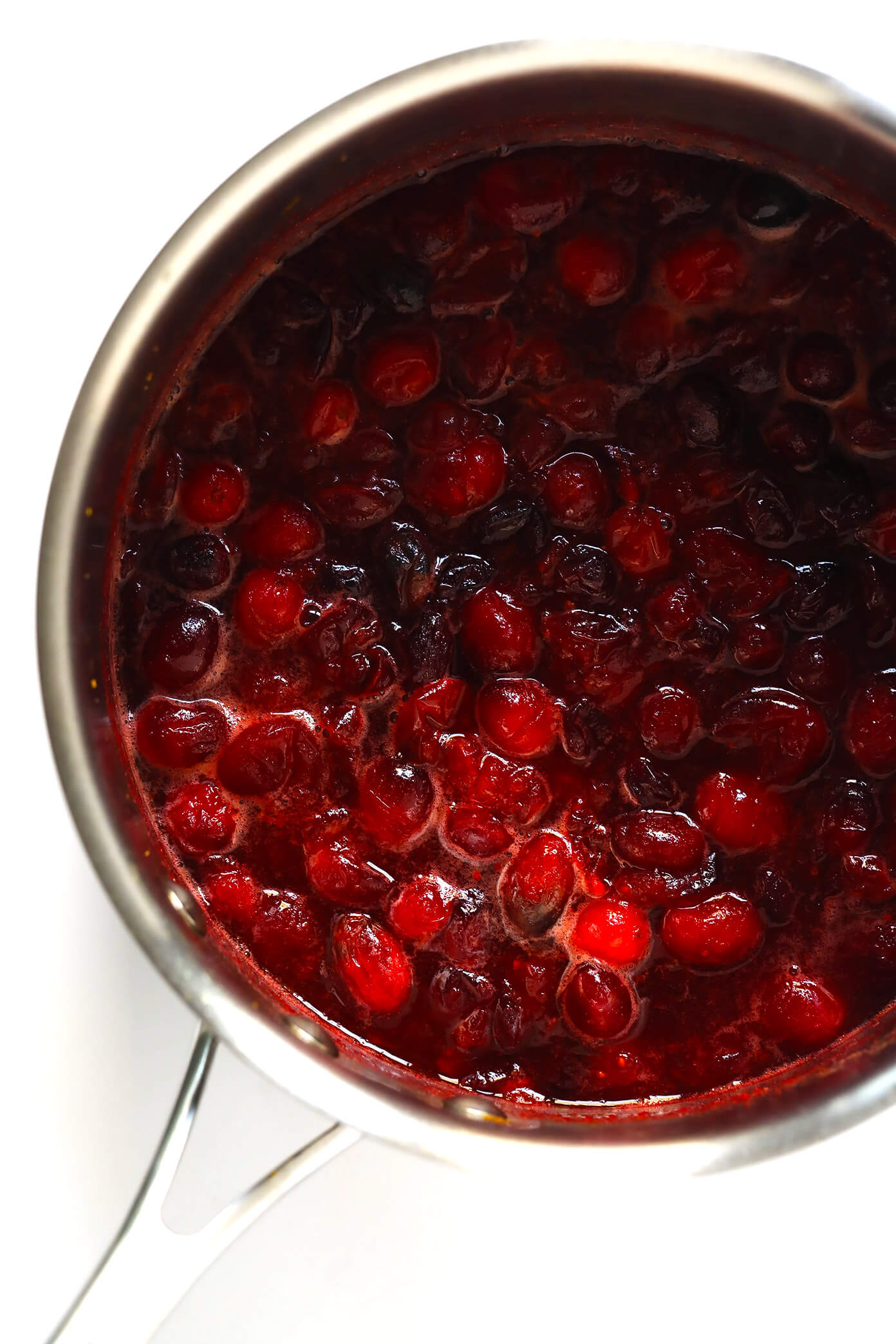 炖锅里的蔓越莓酱
