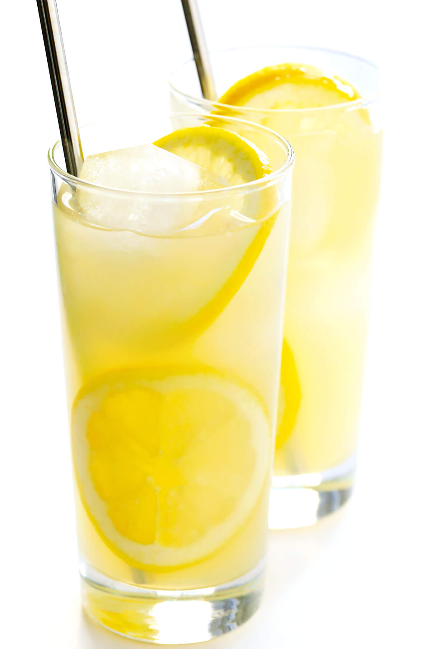 最好的3种成分自制柠檬水配方 - 天然加糖，用枫糖浆或蜂蜜甜，易于制作5分钟！|gimmesomeoven.com #lemonade #drink #summer #juice
