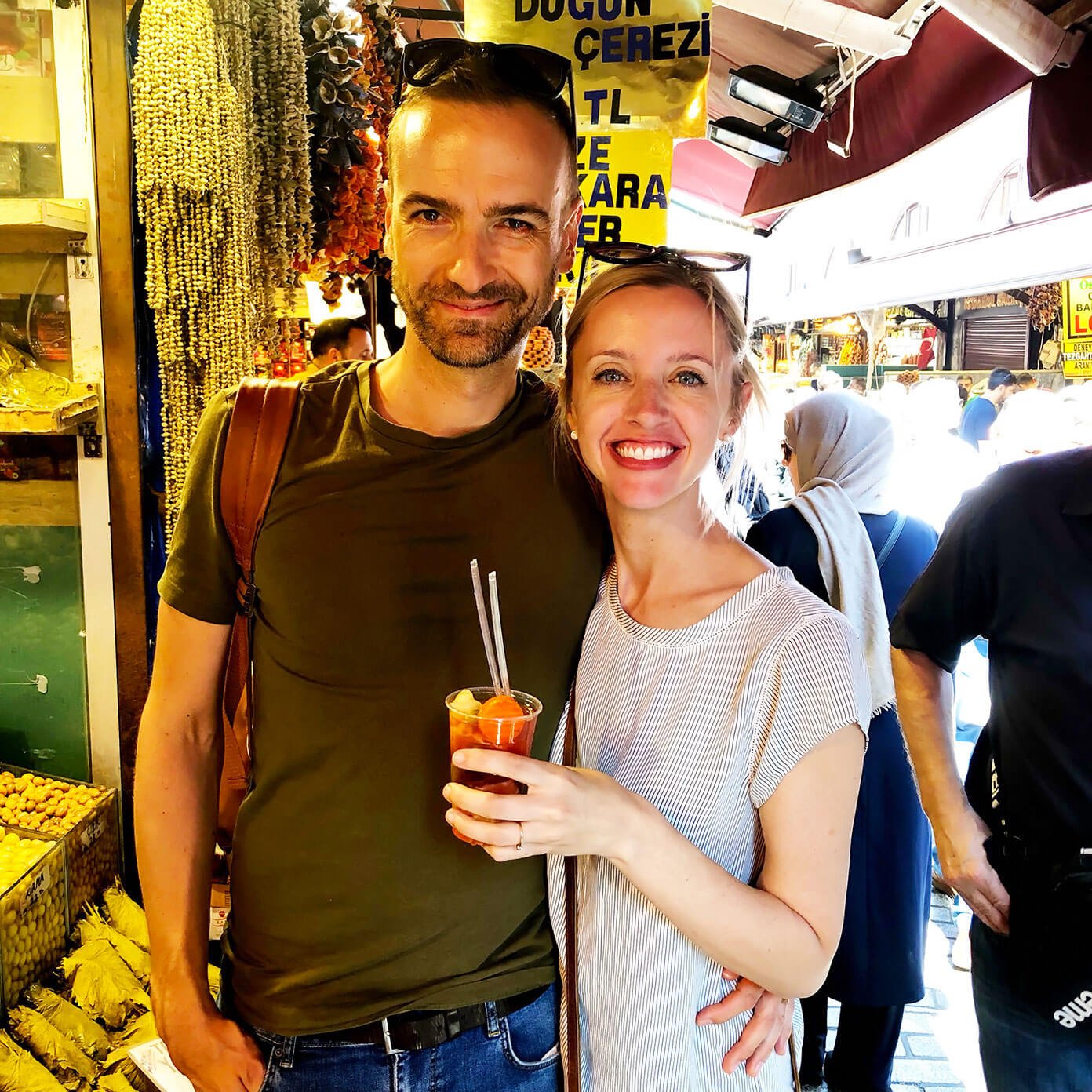 泡菜汁在伊斯坦布尔香料市场美食之旅