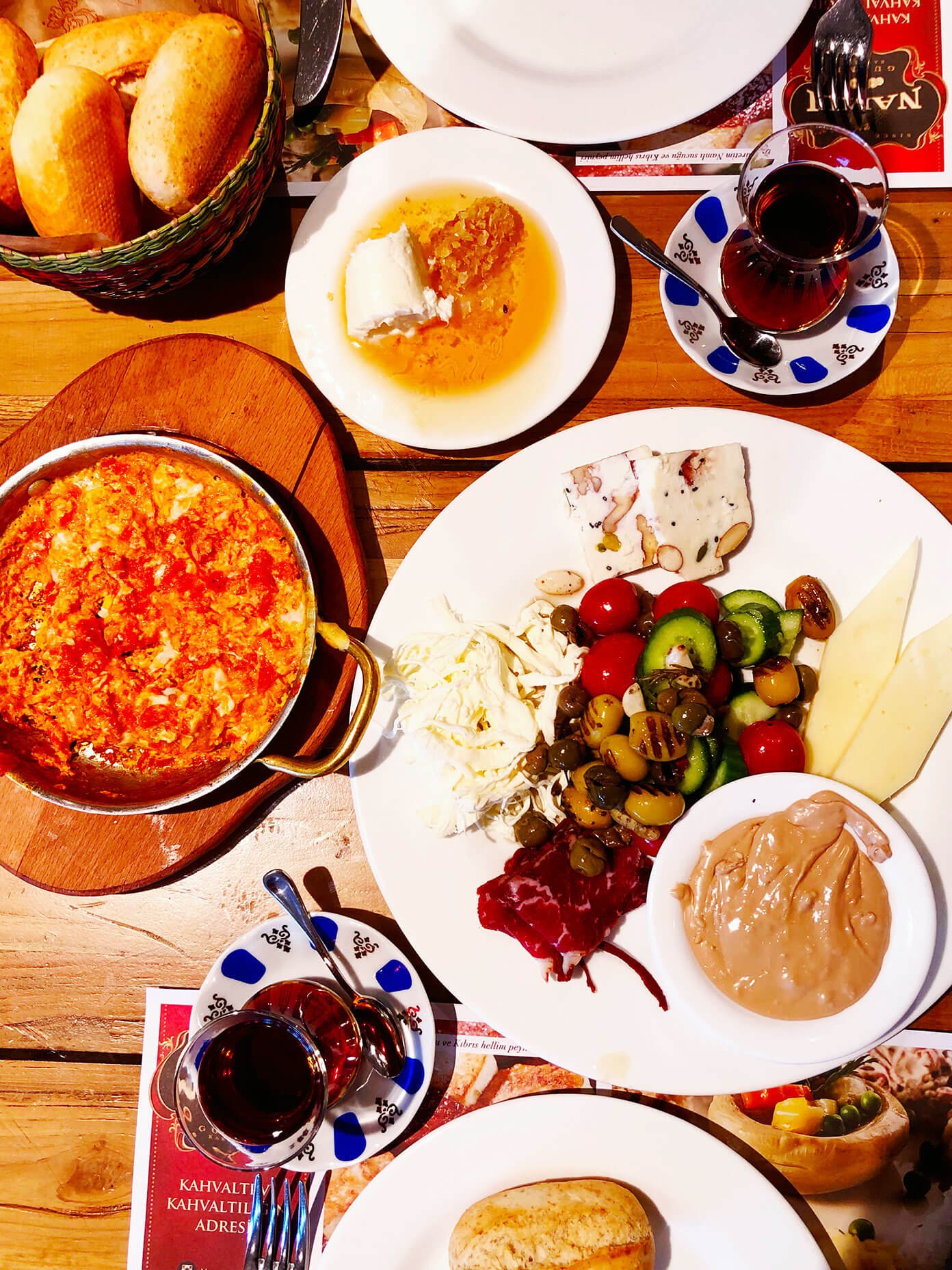 伊斯坦布尔Namli Gurme的土耳其早餐