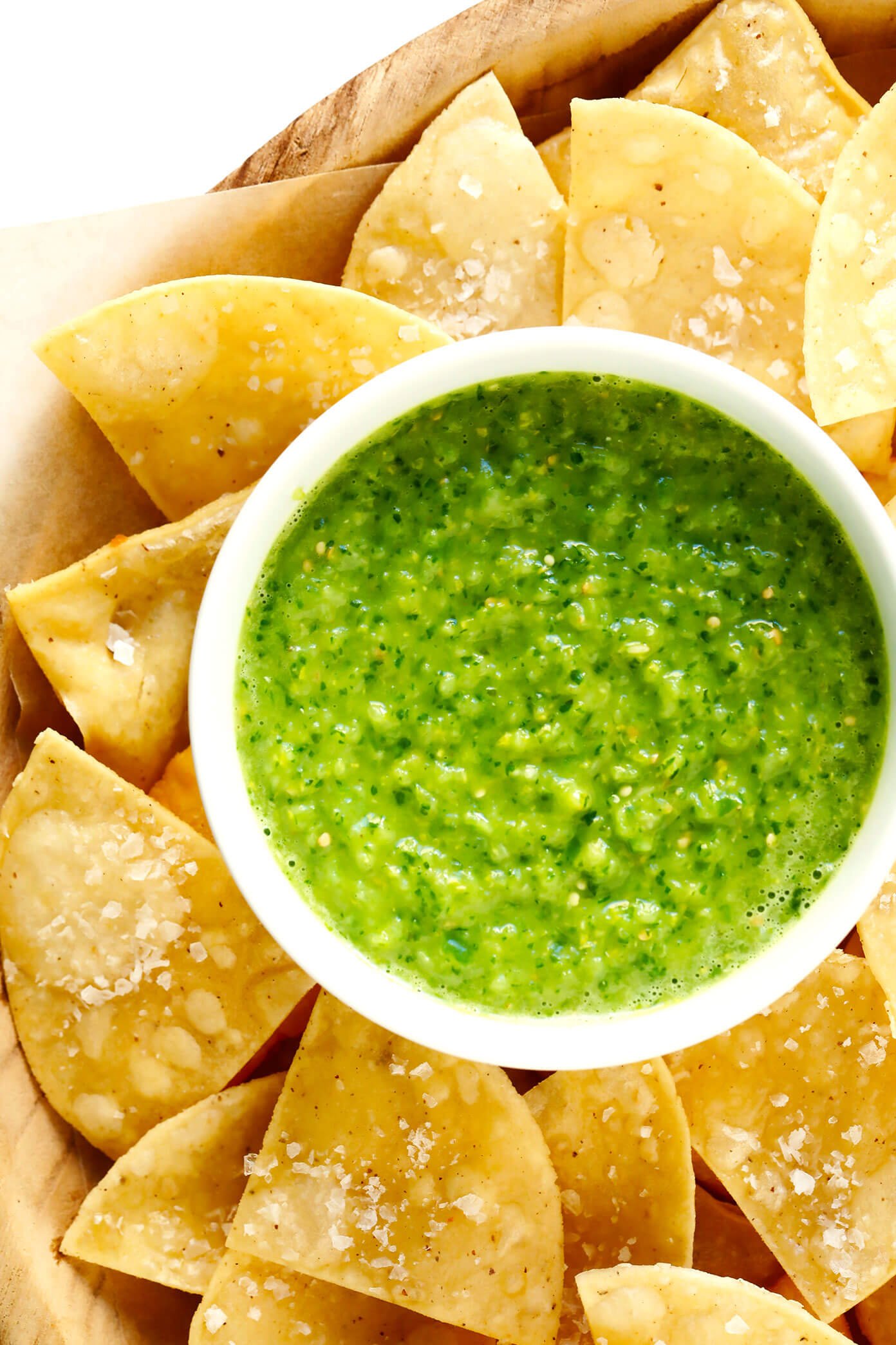 绿色salsa verde cruda与玉米片