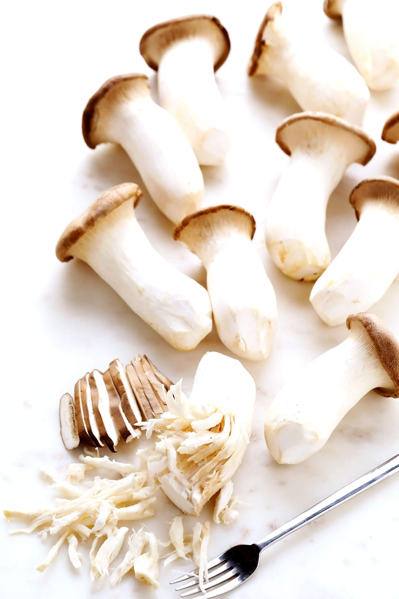如何用叉子撕碎牡蛎蘑菇
