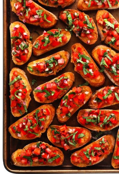 烤盘上的番茄意式烤面包食谱