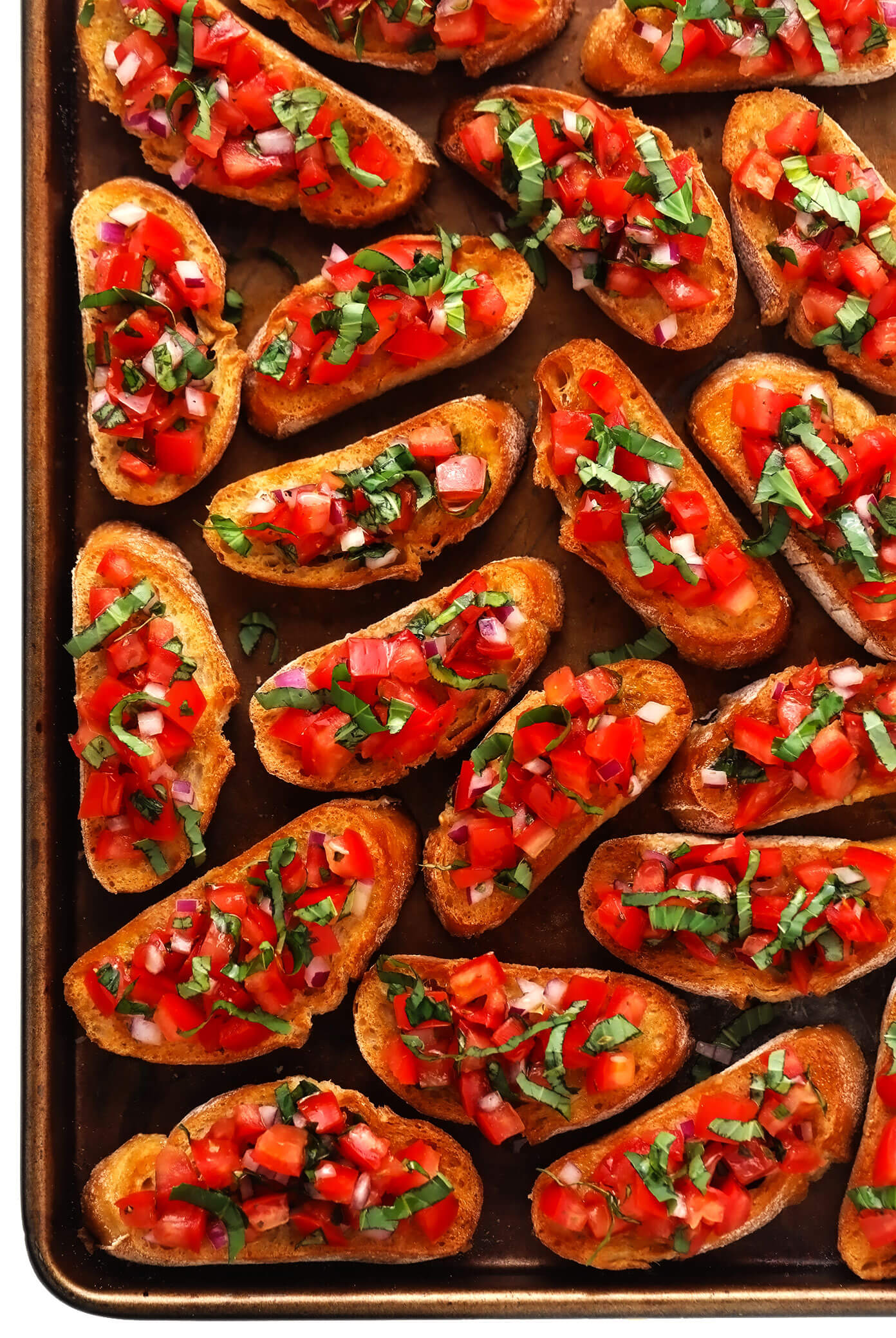 烤盘上的番茄意式烤面包食谱